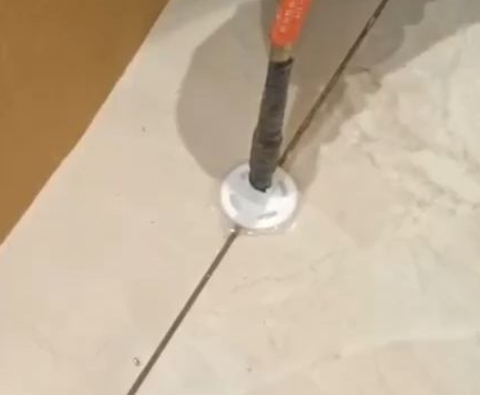 鄂托克旗瓷砖空鼓维修公司专业解答瓷砖在铺贴过程中，如果没有涂抹均匀到位的粘结材料（如水泥砂浆或瓷砖胶），可能会导致以下问题