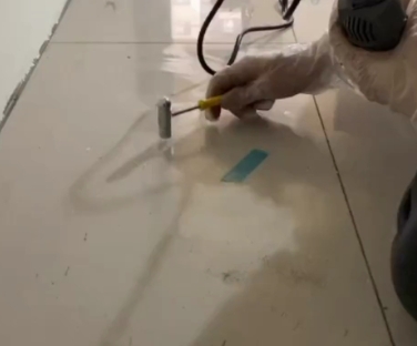 鄂托克旗瓷砖开裂维修公司专业分享瓷砖在铺贴前如果没有沥干水分，将会导致以下问题
